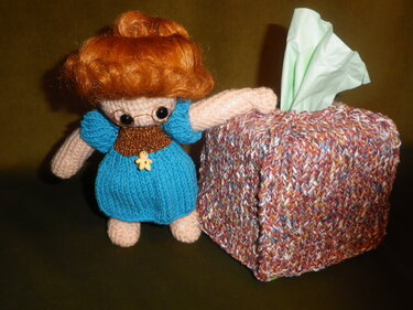 Strickanleitung für eine Taschentuchbox mit gehäkeltem Püppchen (Überzug für eine Box mit entzückender Taschentuch-Geberin)