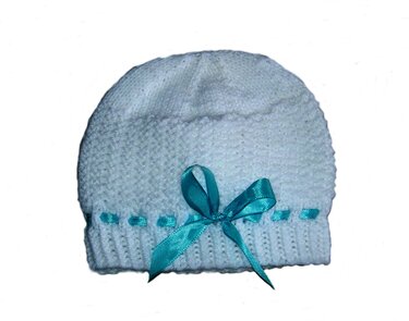 Weiße gestrickte Babymütze mit türkisfarbenem Band und Schleife