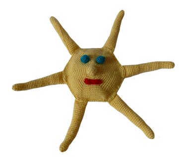Gelbes handgehäkeltes Amigurumi in Sternform mit sechs Zacken, blauen Augen und rotem Mund vor weißem Hintergrund