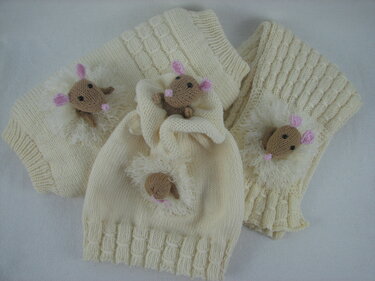 Cremeweißes Strickset: Mütze und Armstulpen mit kleinen Maus-Applikationen und flauschigen Rändern