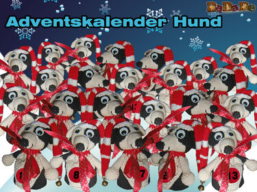 Gehäkelte Hundefiguren mit rot-weißen Weihnachtsmützen und roten Schleifen, als Adventskalender angeordnet, vereinzelt mit Zahlen.