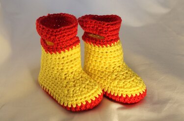 Babies first rubber boots in 3 different sizes (4/ 4,3/ 4,7 inches) crochet pattern