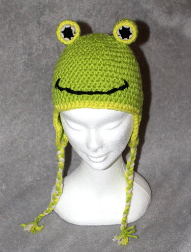 frogs cap in three different sizes (18, 20 and more than 22 inches) crochet pattern