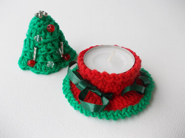 Gehäkelter Mini-Weihnachtsbaum mit Perlen und rotem Teelichthalter mit weißem Teelicht