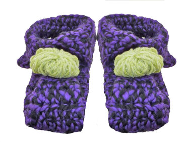 Paar gehäkelter violett-schwarzer Hausschuhe mit grüner Blume