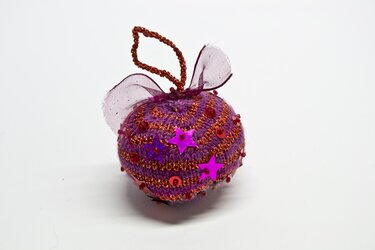 Gehäkelte violett-kupferne Weihnachtskugel mit Pailletten und Organza