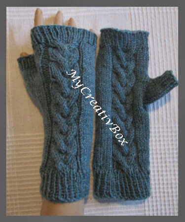 Petrolfarbene gestrickte, fingerlose Stulpen mit Zopfmuster und Daumenöffnung, Paar