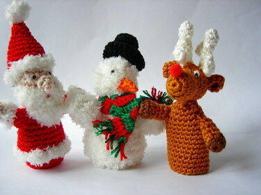 Gehäkelte Amigurumi: Weihnachtsmann, Schneemann und Rentier