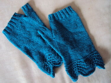 Türkisfarbene gestrickte fingerlose Armstulpen mit gezacktem Rand