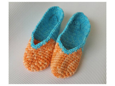 Paar gehäkelter Baby-Ballerinas in meliertem Orange mit türkisfarbenem Bündchen und Fersenbereich