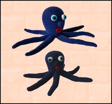 Zwei dunkelblaue Amigurumi-Oktopusse mit acht Armen und hervorgehobenen Maschen