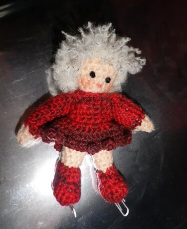 Häkelanleitung für einen Schlüsselanhänger/Taschenbaumler - Eisläuferin