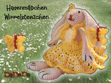 Handgehäkeltes Hasenmädchen im gelben Kleid auf grüner Wiese mit Gänseblümchen und gehäkeltem Schmetterling