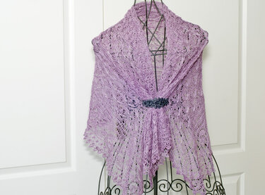 Rechteckiges gestricktes Lacetuch in Lavendel mit Spitzensaum und Brosche auf Schneiderbüste
