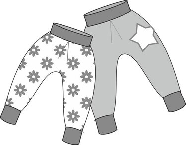 Zwei gezeichnete Babyhosen: eine mit Blumenmuster, eine graue mit Sternapplikation.