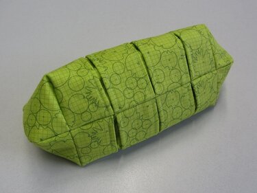 Längliches grünes Stoffetui mit segmentierter Optik