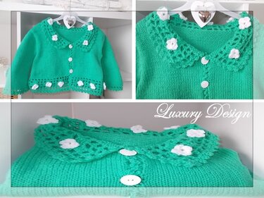 Kurz geschnittene grüne Strickjacke für Kinder mit gehäkelter Kante, weißen Blüten und Knöpfen