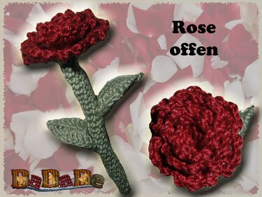 Zwei gehäkelte rote Rosen: eine mit Stiel und Blättern, eine separate offene Blüte vor Rosenblatt-Hintergrund.