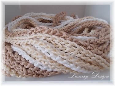 Gehäkelter Loop-Schal in Creme- und Beigetönen, Nahaufnahme der Maschenstruktur