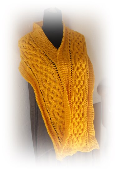 Senfgelber, breiter gestrickter Schal mit Zopfmuster auf schwarzer Büste