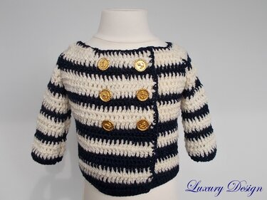 Gehäkelte Babyjacke marineblau-creme gestreift, doppelreihig mit goldenen Knöpfen