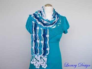 Offener Häkel-Schal mit vertikalen Streifen und Blütenborte