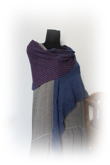 Zweifarbiges gestricktes Rechtecktuch mit diagonalen Streifen und einfarbigem Bereich auf Mannequin.