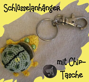Nahaufnahme eines gehäkelten gelb-grünen Schlüsselanhängers mit kleiner Chip-Tasche, Schlüsselring und Karabiner.