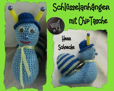 gehäkelte blaue Schnecke als Schlüsselanhänger mit gestreifter Schale, Mini‑Hut und Chip‑Fach