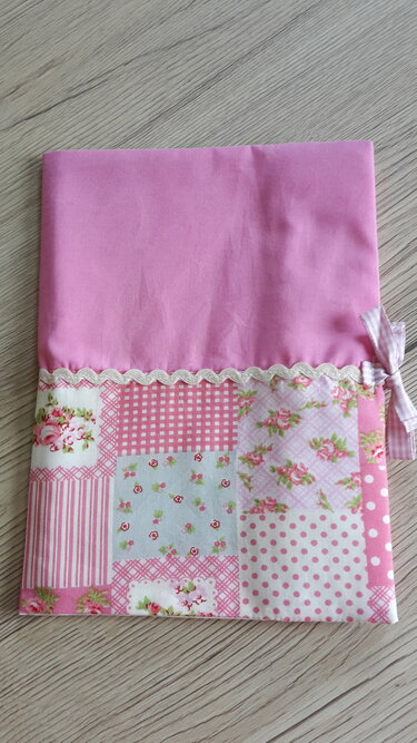 Rosa Utensilo-Tasche mit floralem Patchwork, Zickzackborte und Schleife