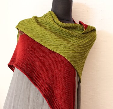 Zweifarbiges gestricktes Dreieckstuch (Olivgrün/Rot) auf einer Schneiderbüste drapiert