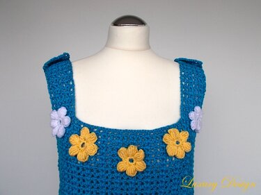Detailansicht gehäkeltes Top mit breiten Trägern und Blumenapplikationen