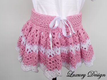 Detailansicht gehäkelter Kinderrock rosa-weiß mit breitem Bund und Schleife