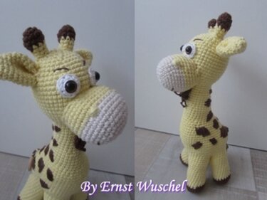 Gelbe gehäkelte Amigurumi-Giraffe mit braunen Flecken und weißem Maul
