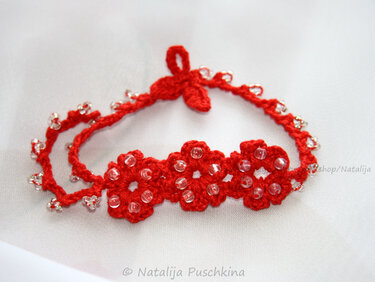 rotes gehäkeltes Armband mit drei Blüten und klaren Perlen, Schlaufenverschluss