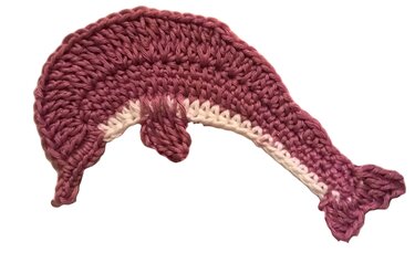 zartrosa gehäkelter Delfin mit hellem Bauch als Applikation