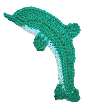 Gehäkelte Delfin-Applikation in Türkis und Weiß vor hellem Hintergrund