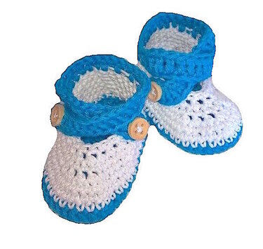 Gehäkelte Babyschuhe weiß und blau mit Holzknöpfen