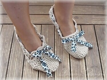 Gehäkelte Ballerinas naturfarben mit Leoparden-Schleifen auf Holzdielen