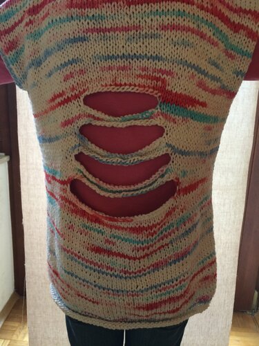 Gestrickter Kinderpullover mit offenen Reihen am Rücken, Rückansicht