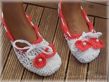 Gehäkelte weiße Damen-Ballerinas mit korallfarbener Kante und Perlenblüten auf Holzbohlen