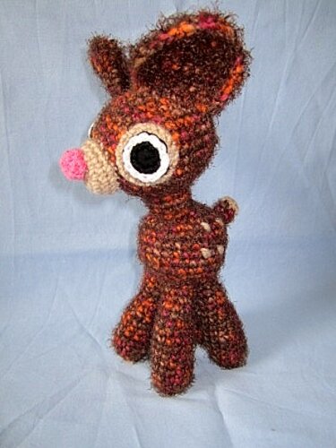 Handgehäkeltes Amigurumi-Rehkitz in braun-orange, seitliche Ansicht