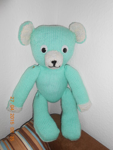 türkiser strickteddy mit angenähten armen und weißen ohren