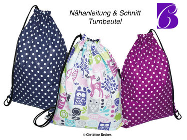 Drei Turnbeutel mit Kordelzug: dunkelblau mit weißen Punkten, hell mit Tiermotiven, violett mit weißen Punkten