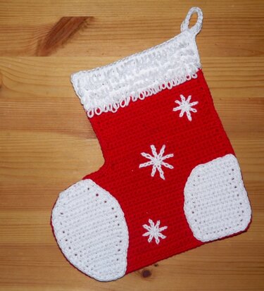 Gehäkelter roter Weihnachtsstrumpf mit weißem Bündchen, Fersenpatches und Schneeflocken