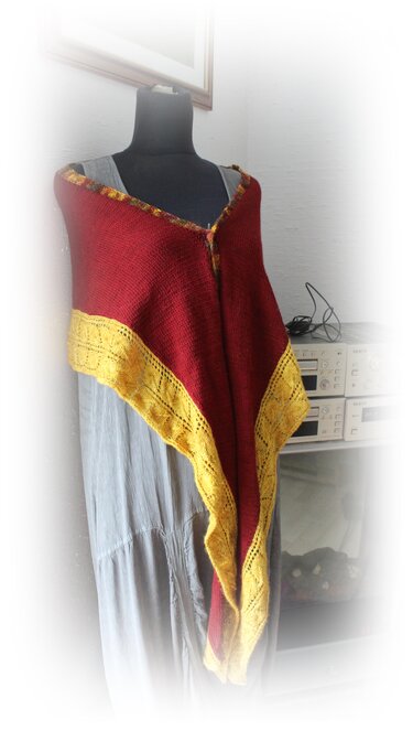 Dunkelrotes Dreieckstuch mit gelber Spitzenborte auf einer Schneiderpuppe