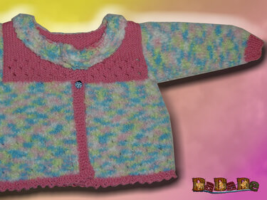 Gestrickte Babyjacke aus Pastellgarn mit rosa Passe, Rundkragen und Zierknopf
