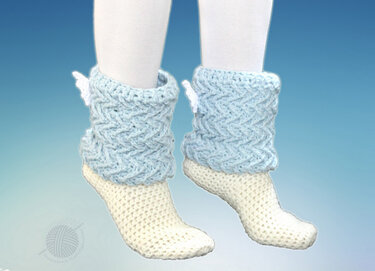 Gehäkelte Socken mit cremefarbenem Fuß und pastellblauem, umgeschlagenem Zopfkragen