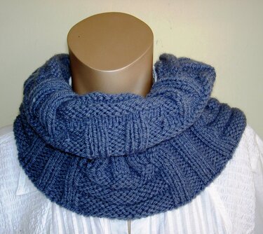 Blauer gestrickter Kragenschal mit Rippenmuster auf Mannequin