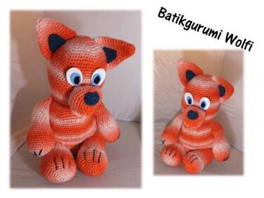 Gehäkelter orange-weiß gestreifter Amigurumi-Wolf, sitzend